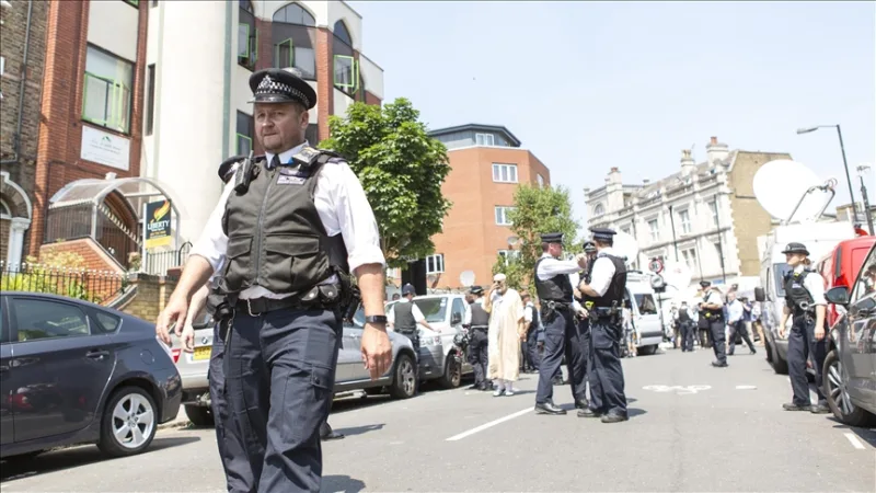 Morre uma das três pessoas esfaqueadas à porta de uma mesquita em Inglaterra